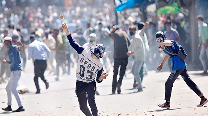 जब हुआ पत्थरबाजों के समर्थक पर पथराव: महबूबा मुफ़्ती पर उनके गढ़ में हुआ पथराव