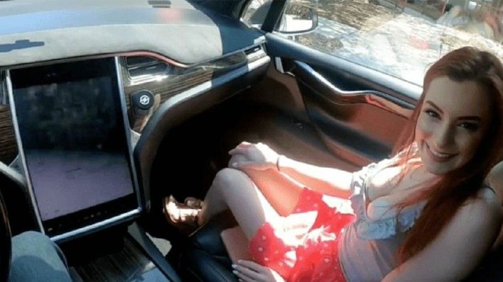 इस पोर्न स्टार ने बिना ड्राइवर से चलने वाली कार में शूट किया पोर्न वीडियो बनाया रिकॉर्ड।