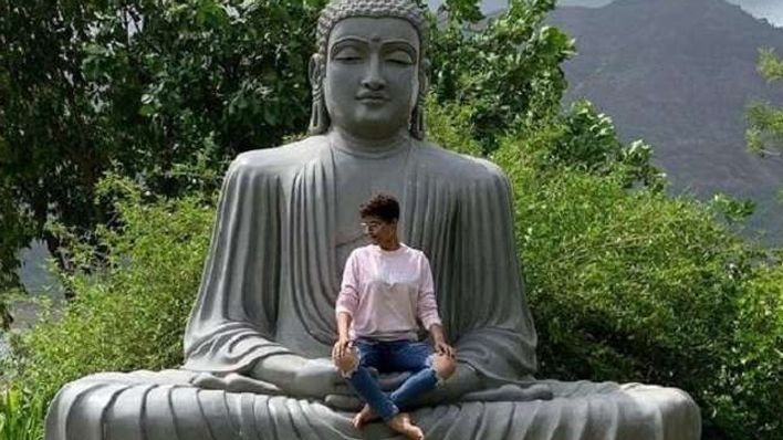 भगवान बुद्ध की गोद में जा बैठी आयुष्मान ख़ुराना की पत्नी ताहिरा कश्यप, लोगों ने लगाई लताड़