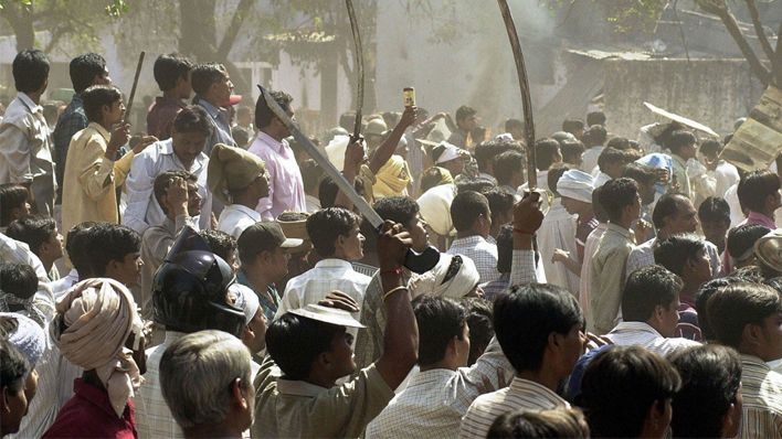 नंगी तलवारों से लैस संप्रदाय विशेष के लोगों ने लगाए नारे 'चड्ढा चड्ढी वालों को, गोली मारो सालों को'