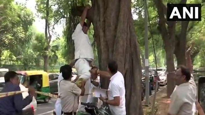 कांग्रेस दफ्तर के बाहर आत्‍महत्‍या की कोशिश, राहुल के इस्‍तीफे की पेशकश से नाराज़ था कार्यकर्ता