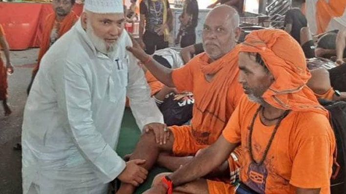 विधायक हाजी इशराक खान ने दबाये कांवड़ियों के पैर और कहा, "जय श्रीराम"