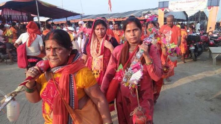 बिहार में महिला कांवड़ियों पर समुदाय विशेष ने फेंके पत्थर, बचाने पहुंची पुलिस की वर्दी के स्टार नोच लिए