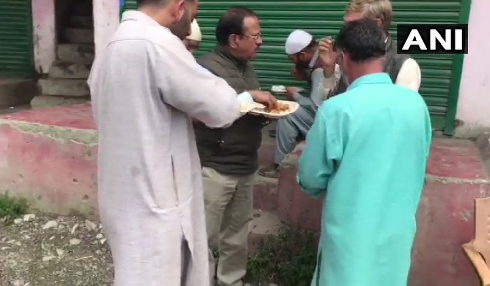 धारा 370 हटाए जाने के बाद कश्मीर की सड़कों पर आम लोगों संग दिखे NSA अजित डोभाल