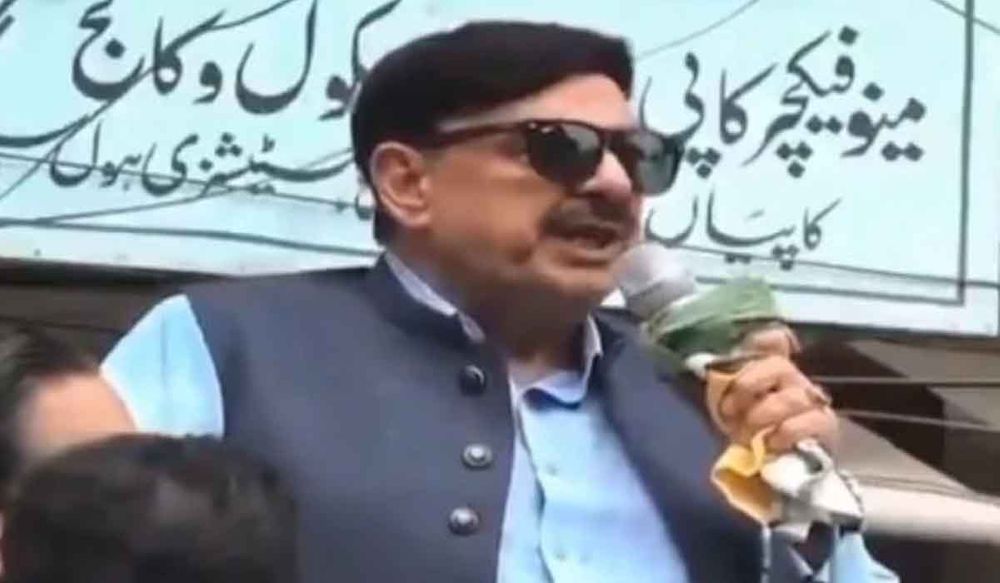 इमरान के मंत्री मंच पर थे और जैसे ही ज़ुबान पर आया मोदी का नाम लग गया करंट