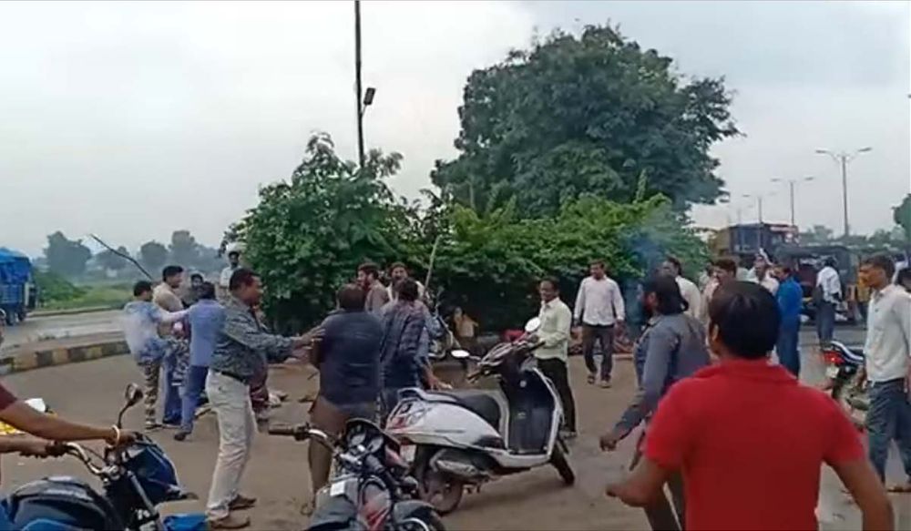 इंदौर: अतिक्रमण हटाने गए नगर निगम के दस्ते ने महिलाओं पर बरसाए लाठी और डंडे