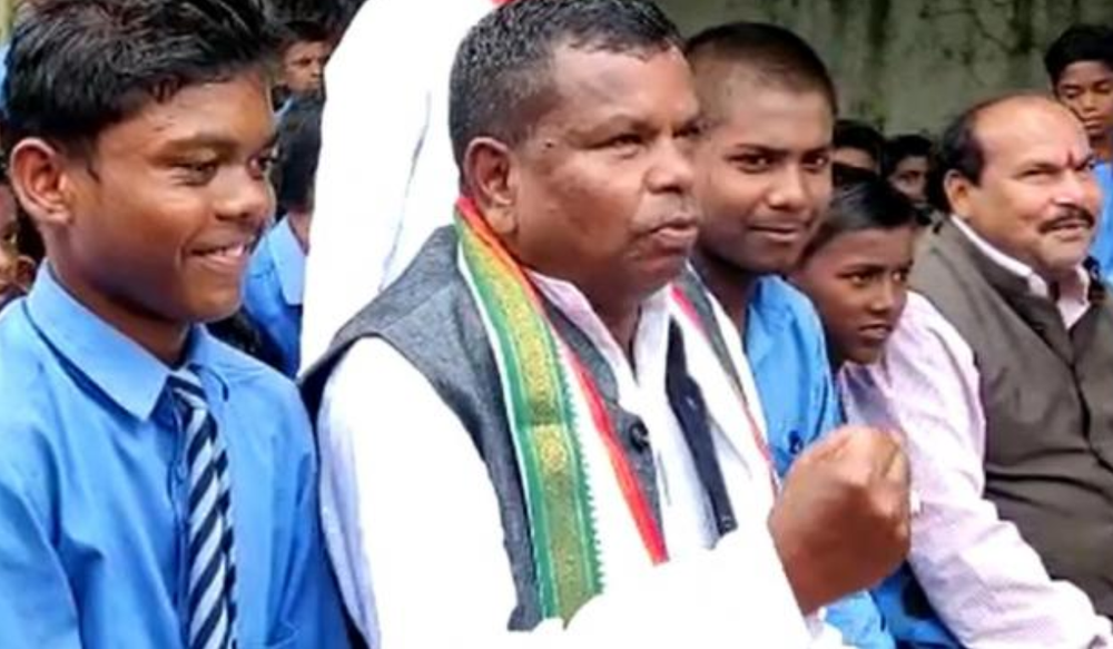 कांग्रेस के मंत्री ने बच्चों को कहा "एसपी-कलेक्टर का कॉलर पकड़ोगे तो बड़े नेता बनोगे"