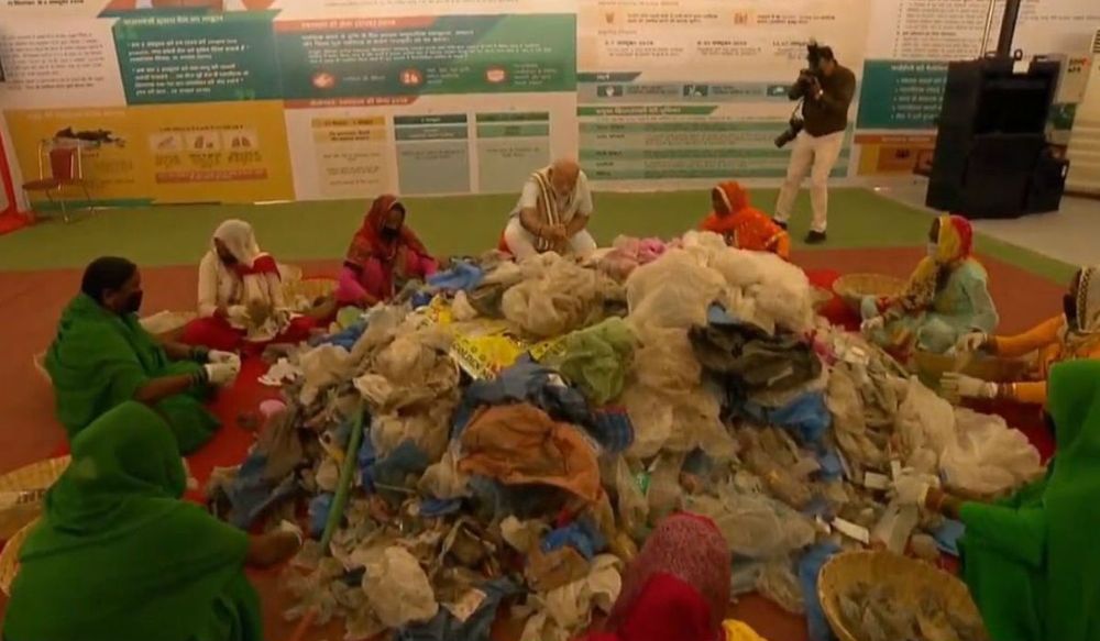 प्लास्टिक फ्री इंडिया के लिए पीएम मोदी मथुरा में जमीन पर बैठ कर कूड़ा छांटने लगे