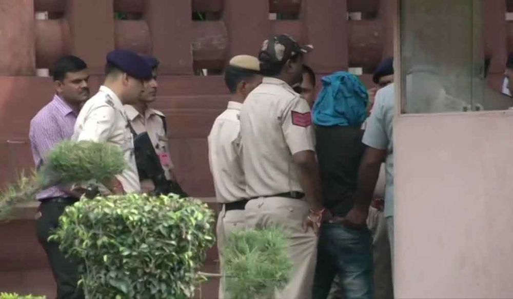 जाने किसने की देश की संसद पर हमला करने की कोशिश? सुरक्षा कर्मियों ने धर दबोचा