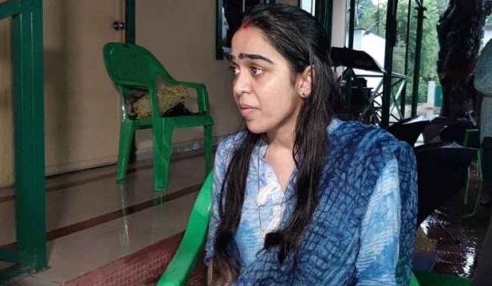 दिन भर चले ड्रामे के बाद रात 1 बजे लालू प्रसाद यादव की बहु को मिली घर में एंट्री