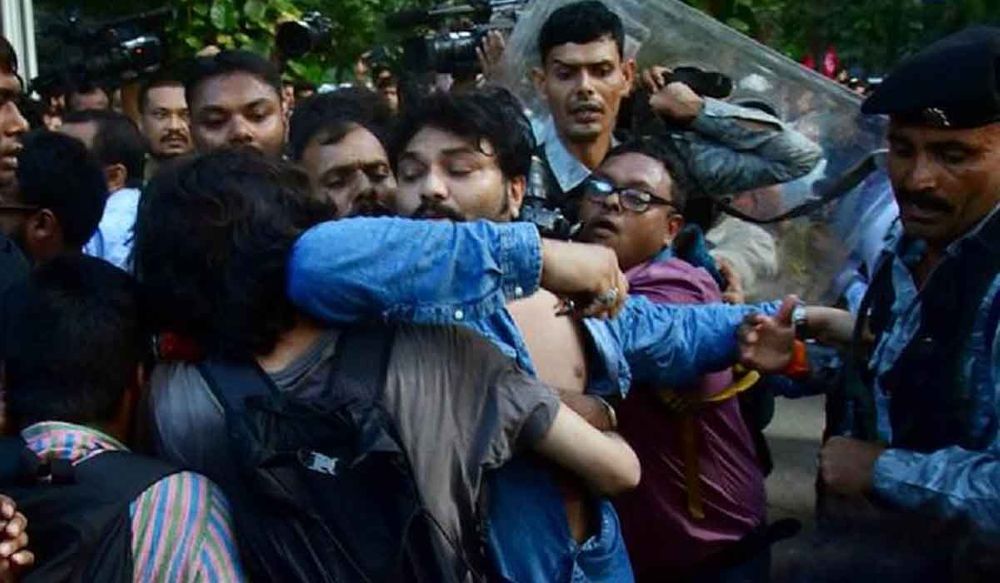 केंद्रीय मंत्री बाबुल सुप्रियो के साथ वामपंथी छात्रों ने 5 घंटे तक की गुंडागर्दी, राज्यपाल ने किया बचाव