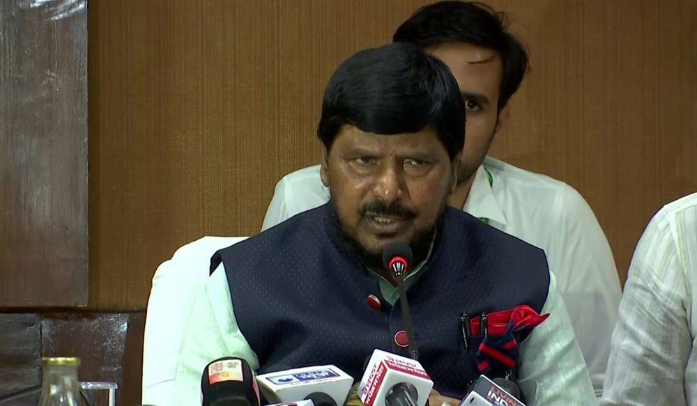 मोदी सरकार के मंत्री अठावले ने दो टूक कहा “युद्ध से बचना चाहते हो तो पीओके हमें दे दो”