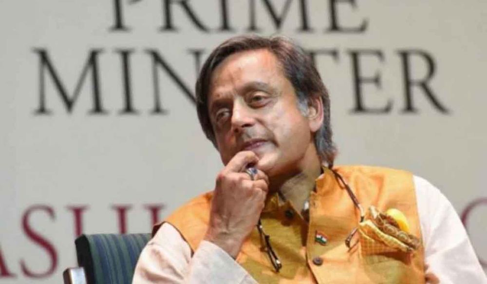 नेहरू को मोदी से ज्यादा लोकप्रिय दिखाने में फेक ट्वीट कर बैठे शशि थरूर, हो गए ट्रोल