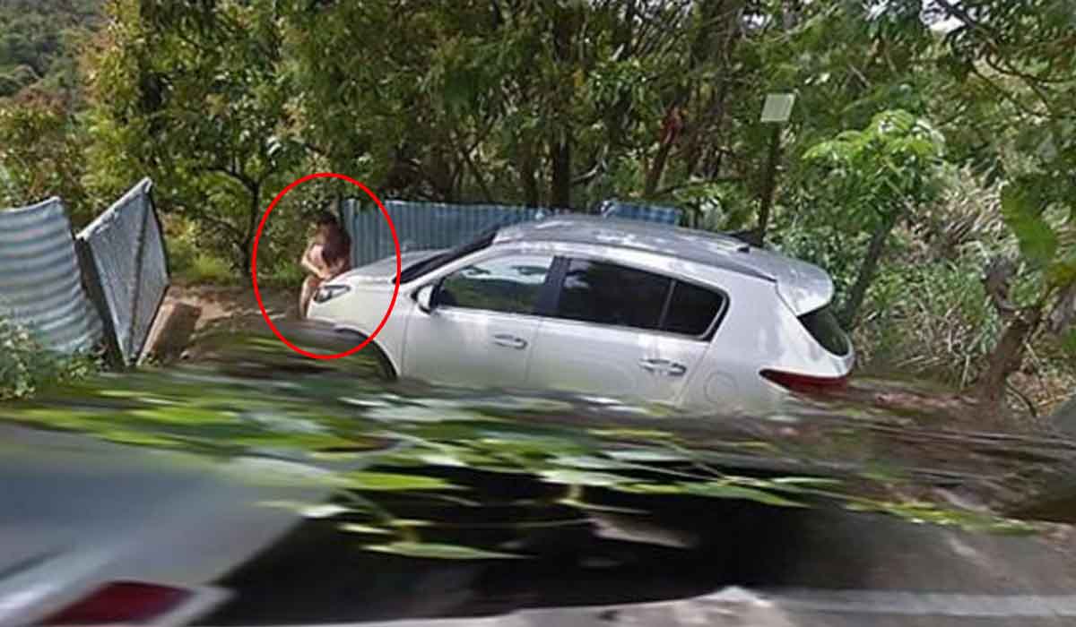 गूगल व्यू कैमरे से अनजाने में कैद हुई कार की बोनट पर आपत्तिजनक हालत में न्यूड कपल की तस्वीर