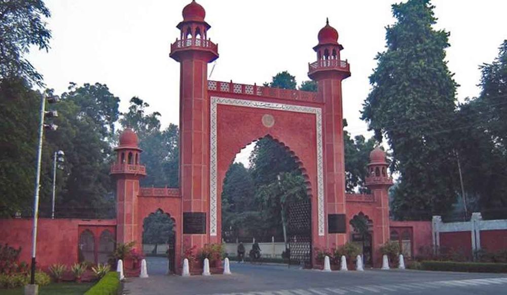 कश्मीर पर अफवाह फ़ैलाने वाले फेसबुक पोस्ट करने पर AMU के दो प्रोफेसर के खिलाफ FIR दर्ज