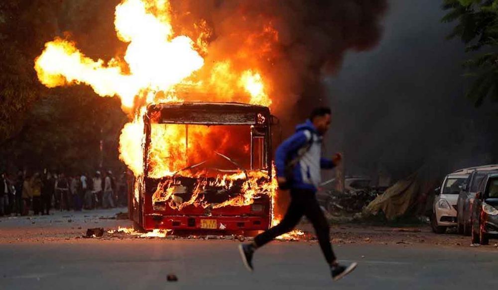 नागरिकता बिल पर देश की संपत्ति जला रहे हैं जिहादी उन्मादी, जामिया-एएमयू में हिंसक प्रदर्शन