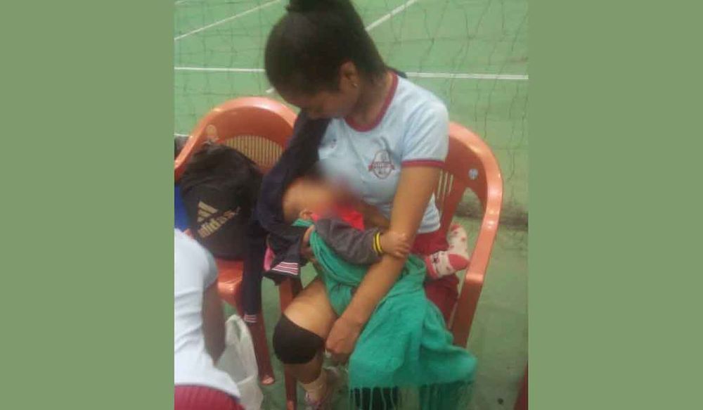 Viral Photo: महिला वॉलीबॉल खिलाड़ी ने बच्चे को करवाया स्तनपान, सोशल मीडिया पर हुई तारीफ