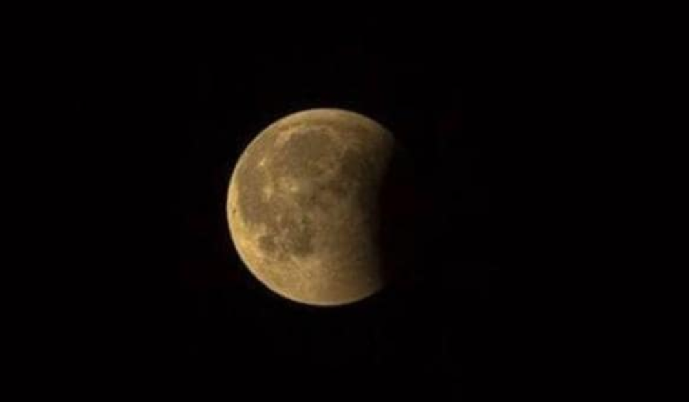 चंद्र ग्रहण विशेष: भारत में भी देखा जा सकेगा इस वर्ष का पहला खगोलीय नजारा
