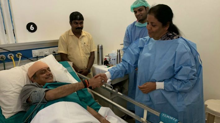 केंद्रीय मंत्री निर्मला सीतारमण पहुंची अस्पताल में भर्ती शशि थरूर से मिलने, थरूर ने की तारीफ