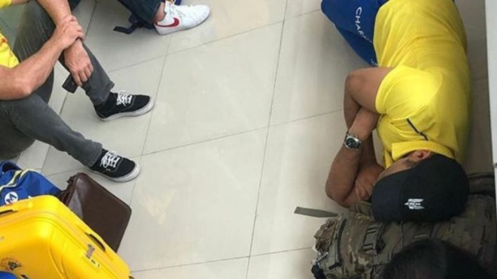 मैच जीतने के बाद एयरपोर्ट पर पत्नी साक्षी के साथ ज़मीन पर सो गए धोनी, फैंस ने की सादगी की तारीफ