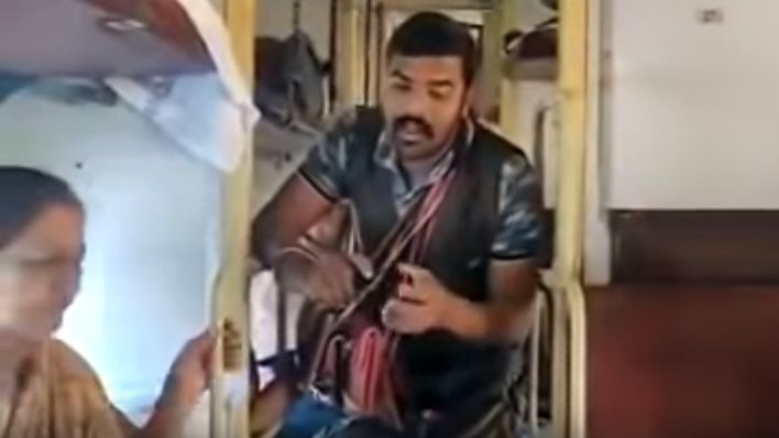 गुजरात का यह सेल्समैन जो ट्रेन में सामान बेचता है, क्यों हो रहा है सोशल मीडिया पर वायरल?