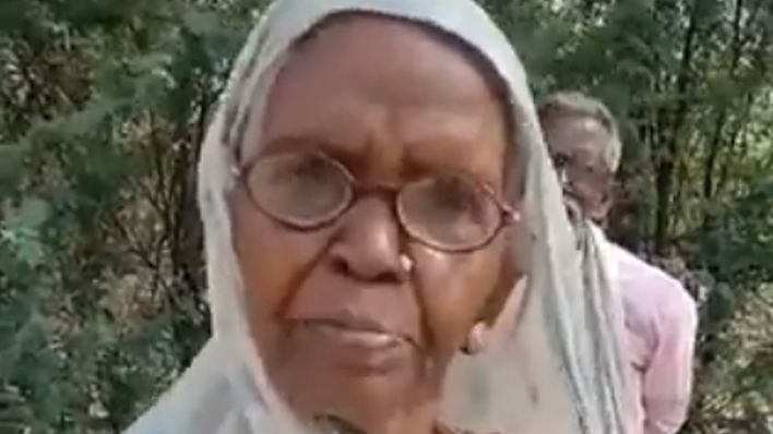 अमेठी: बुजुर्ग महिला से पंजे पर करवाया वोट, स्मृति ईरानी का राहुल गांधी पर बूथ कैपचरिंग का आरोप