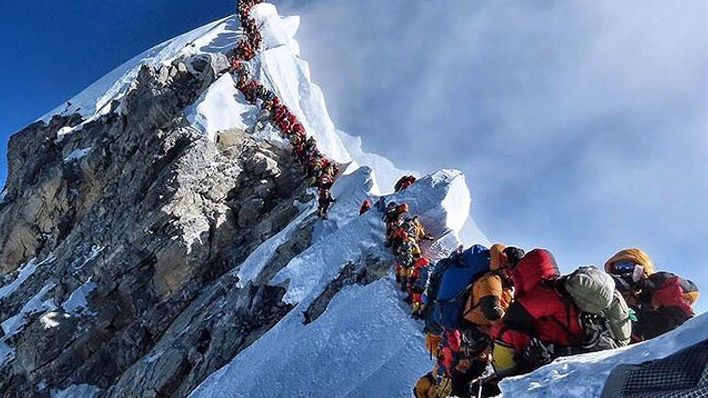 दुनिया की सबसे ऊंची पर्वत चोटी माउंट एवरेस्ट पर हुआ 'ट्रैफिक जाम'