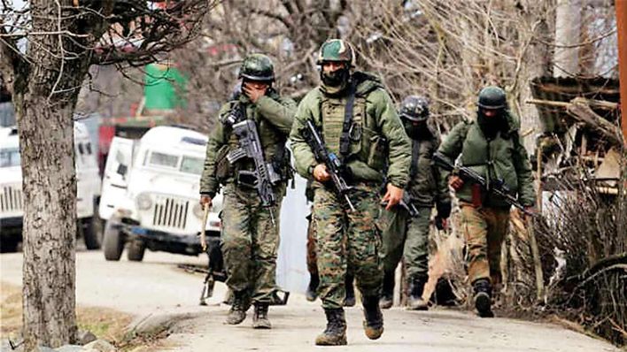 जम्मू कश्मीर के शोपियां में सुरक्षाबलों से मुठभेड़ में एक आतंकी हुआ ढेर