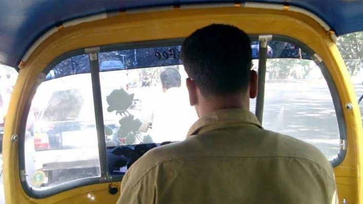 मुंबई: अकेली 19 वर्षीय युवती को घूरते हुए ऑटो रिक्शा चालक कर रहा था गंदी हरकत
