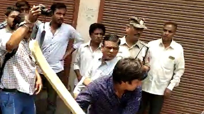 भाजपा के राष्ट्रीय महासचिव के पुत्र ने प्रशासनिक अधिकारी को क्रिकेट बैट से पीटा, वीडियो वायरल