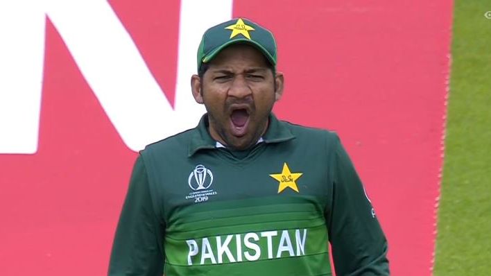 Ind Vs Pak मैच के दौरान जम्हाई लेते दिखे पाकिस्तानी कप्तान सरफ़राज, हुए ट्रोल