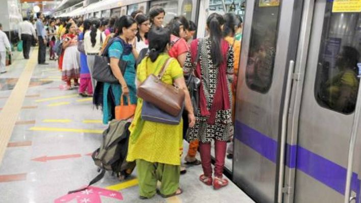 दिल्ली में महिलाएं अब मेट्रो और बसों में कर सकेंगी फ्री यात्रा, चुनावों को लेकर केजरीवाल का दाव