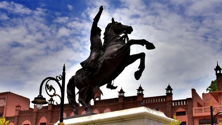 पाकिस्तान में बना, अंग्रेज के सिर पर गुलाल रंगने वाले सिख महाराज का स्मारक