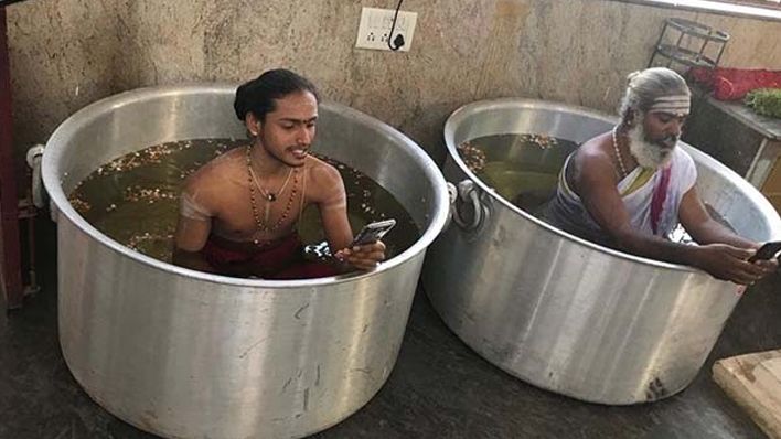 बेंगलुरु: अच्छे मानसून के लिए पानी से भरे बर्तन में बैठ कर पूजा कर रहे पुजारी
