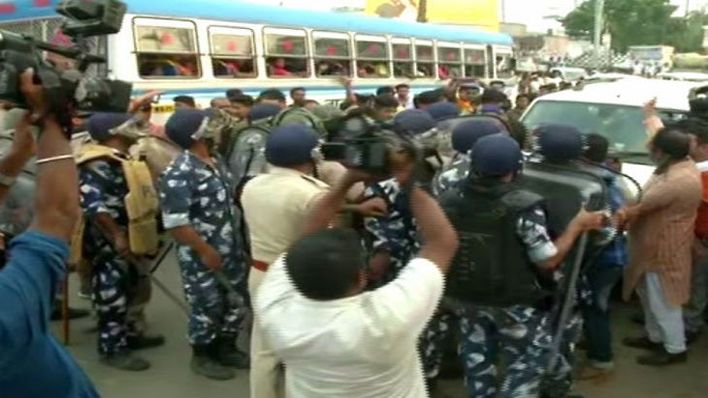 बंगाल: भाजपा कार्यकर्ताओं के शव ले जाने वाले वाहन को बंगाल पुलिस ने रोका