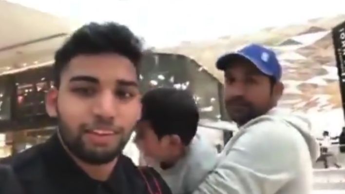 शॉपिंग मॉल में पाकिस्तानी फैन अपनी ही टीम के कप्तान सरफ़राज़ पर की भद्दी टिप्पणी