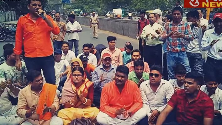 सड़क पर नमाज़ का विरोध: मुरादाबाद, हावड़ा के बाद राजधानी दिल्ली में सड़क पर पढ़ी गई हनुमान चालीसा