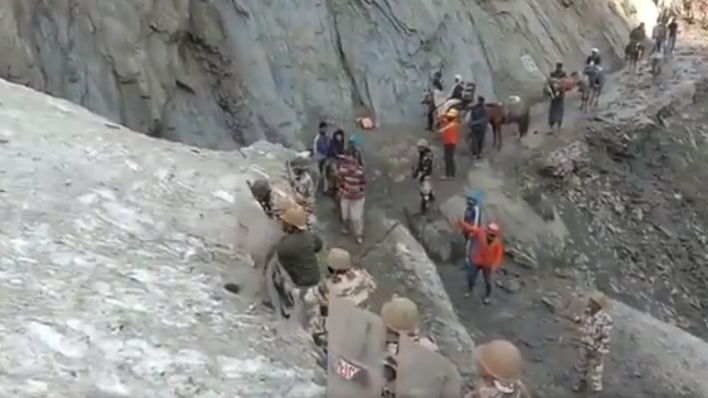 वायरल वीडियो: अमरनाथ यात्रियों के लिए कवच बने भारतीय जवान, पहाड़ों से गिरे पत्थर खुद पर सहे