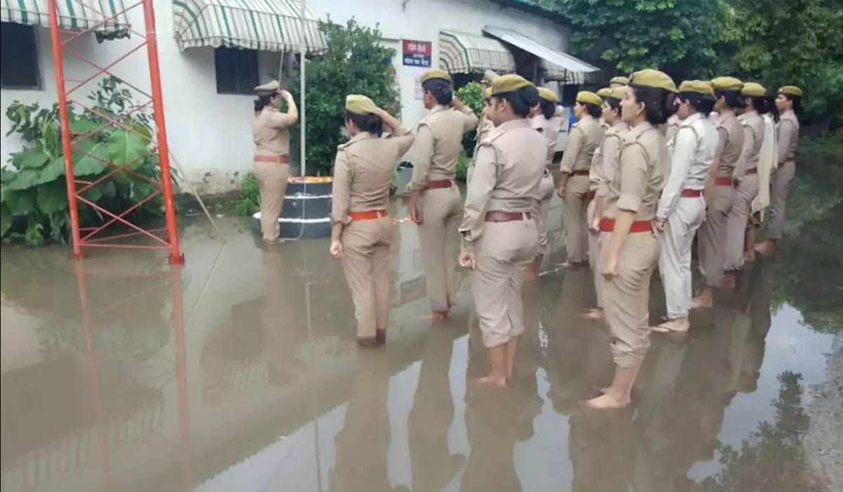 महिला पुलिस कर्मियों ने पानी में खड़े होकर दी राष्ट्रीय ध्वज को सलामी, तस्वीरें हुई वायरल