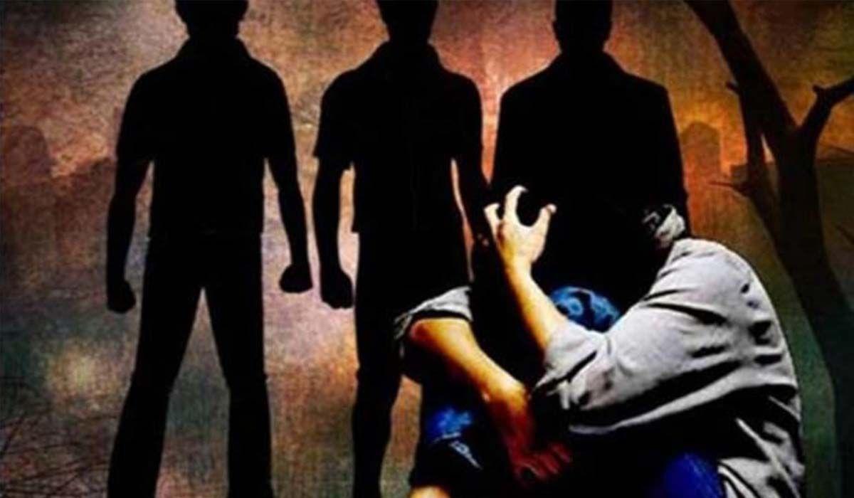 20 वर्षीय युवती को जाल में फंसा कर युवक ने अपने अब्बू संग तीन महीने तक किया बलात्कार