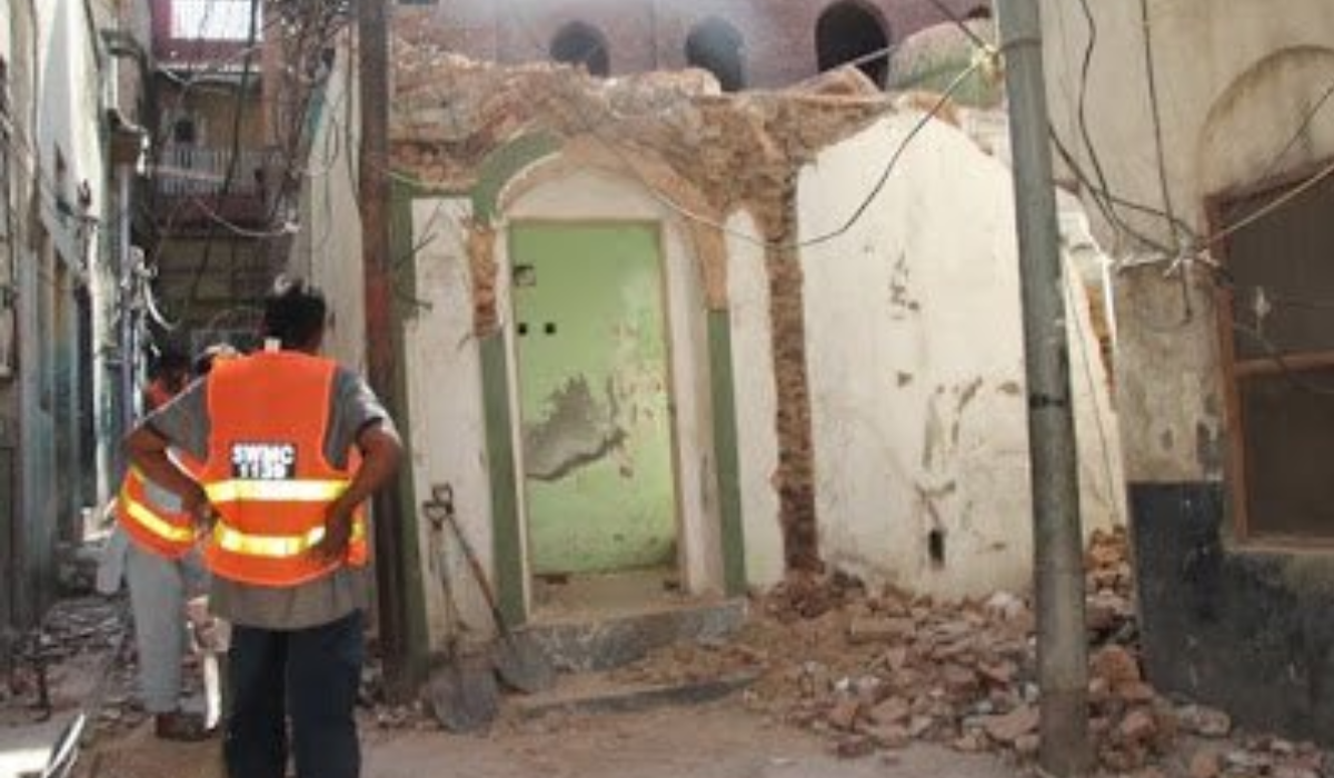 पाकिस्तान: 70 साल पुराना अहमदिया मस्जिद तोड़ा, अहमदियों को मुसलमान नहीं मानते बाकी मुसलमान
