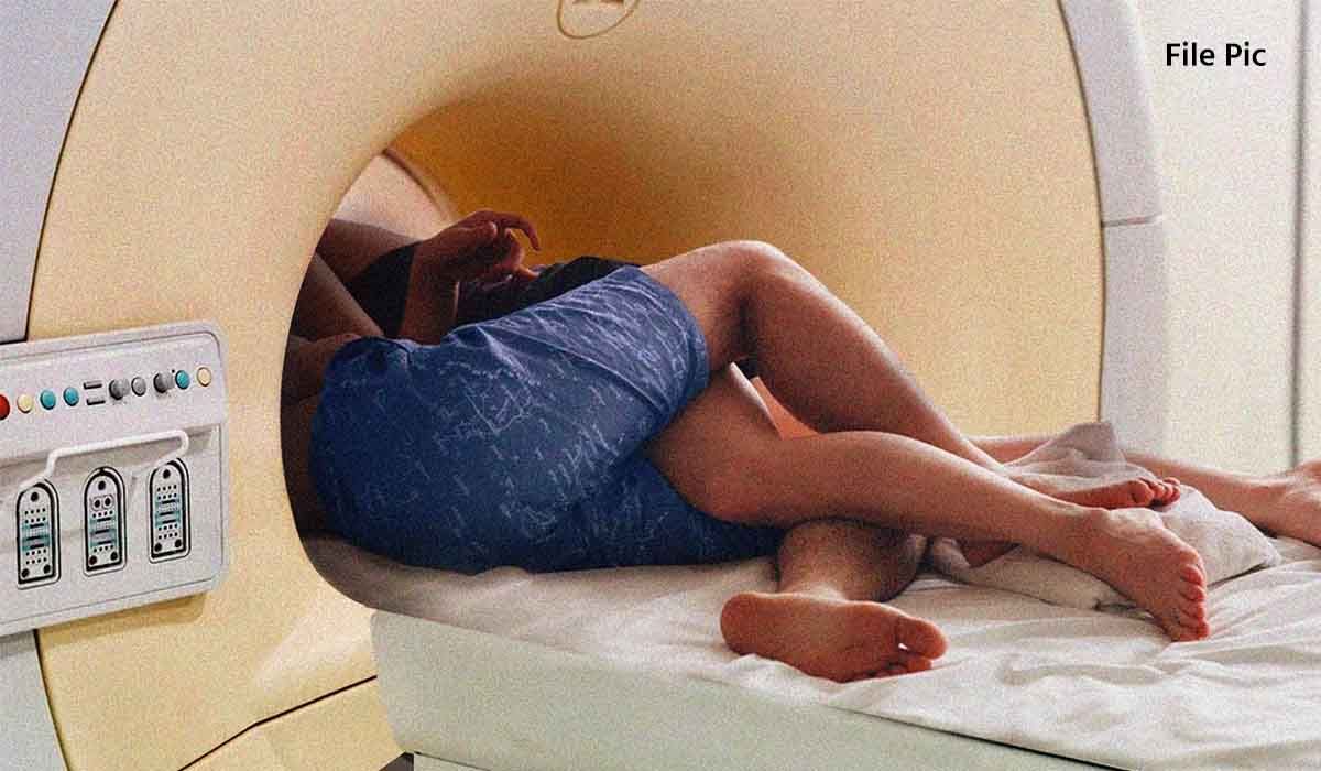 MRI मशीन के अंदर कपल ने किया सेक्स, दुनिया ने देखी तस्वीर