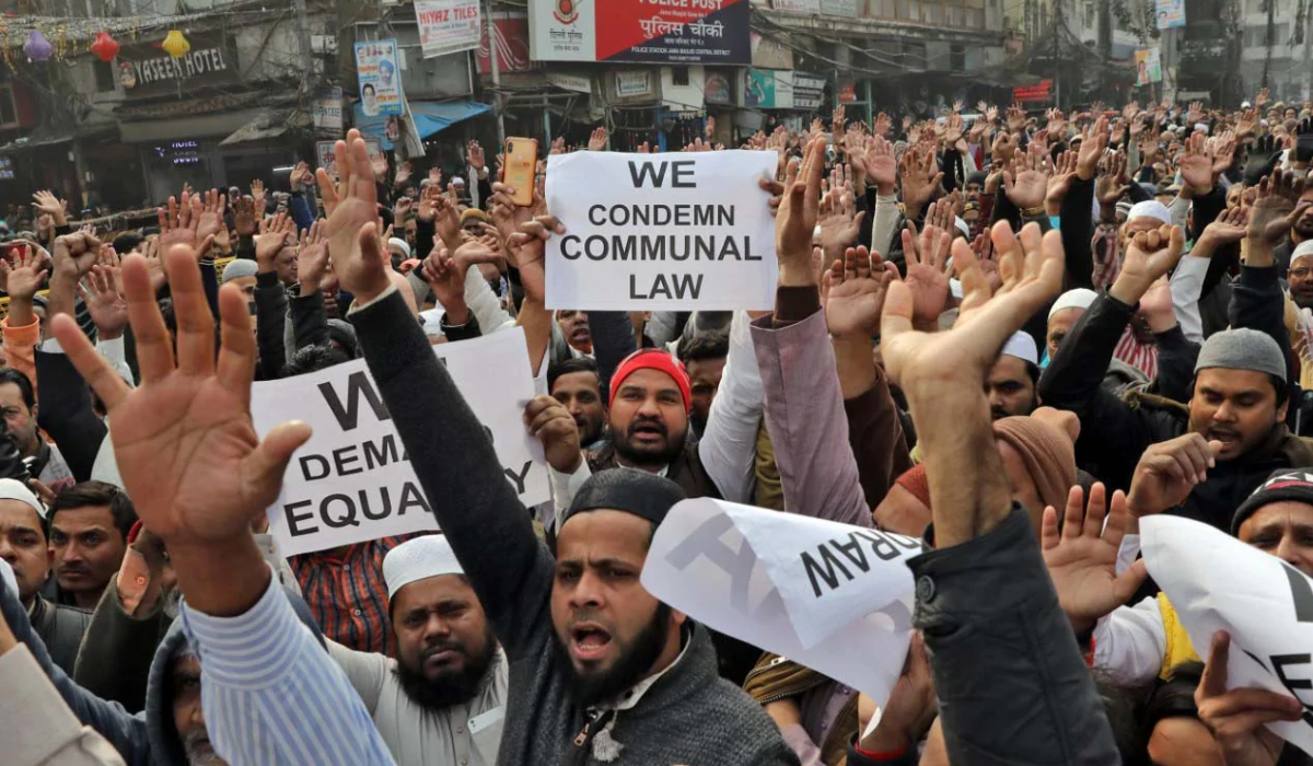 जुमे की नमाज में जुटे मुस्लिम समुदाय के लोगों ने फिर CAA के विरोध में किया प्रदर्शन