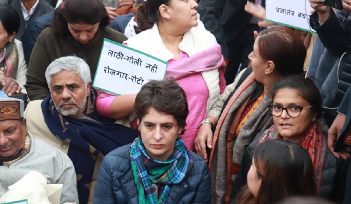 CAB पर मुस्लिम छात्रों के हिंसक विरोध के समर्थन में इंडिया गेट पर धरने पर बैठी प्रियंका वाड्रा