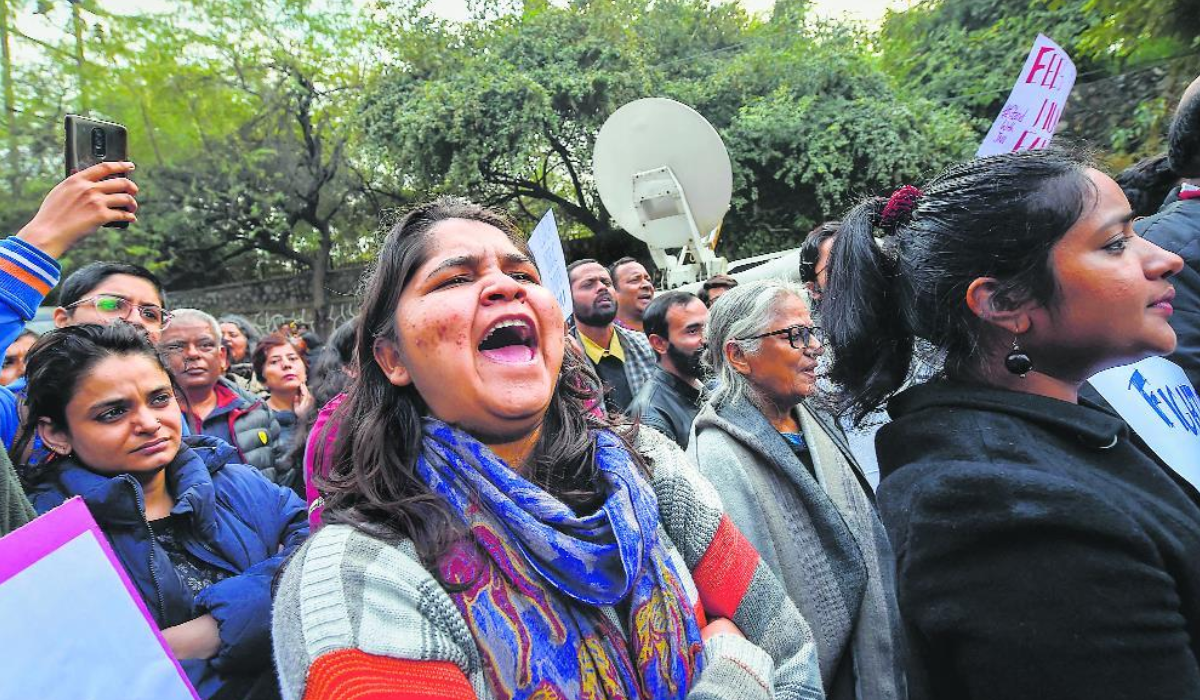 लखनऊ में धारा 144 का उल्लंघन करने पर मुनव्वर राणा की बेटिओं को पुलिस ने किया गिरफ्तार