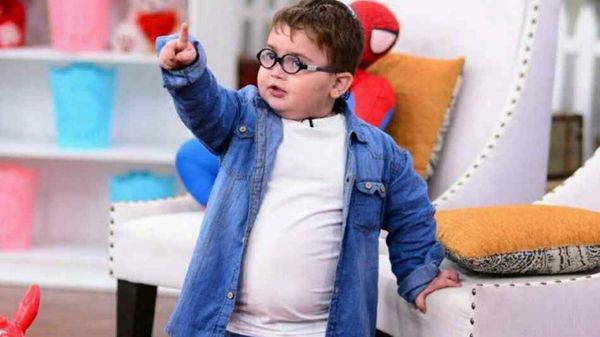 ‘Peeche Dekho’ वाले पठानी लड़के का वीडियो हो रहा है वायरल, लोग कर रहे हैं तैमूर से तुलना