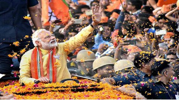 जब मुस्लिम मोहल्ले में मोदी को दिया गया शॉल तो मोदी ने गाड़ी रोक कर उसे स्वीकार किया
