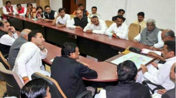 मध्यप्रदेश: सीएम कमलनाथ ने अपने विधायकों से कहा “आप ही निर्णय करें क्या मैं कुर्सी छोड़ दूँ?”