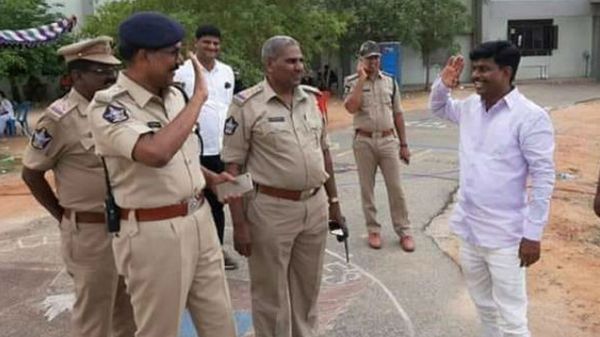 इंस्पेक्टर के बने सांसद, जब मिले अपने पुराने सीनियर DSP से तो किया सेल्यूट, फोटो वायरल