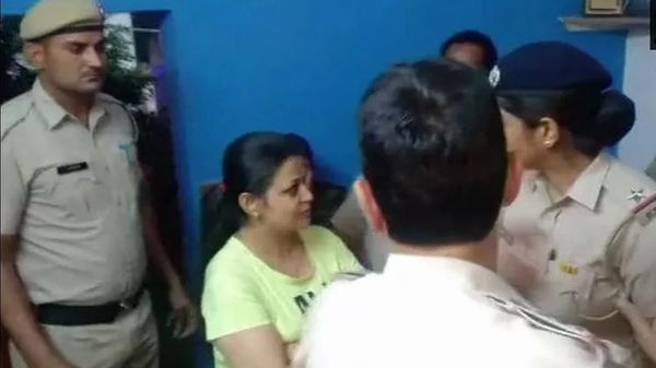नवजोत सिंह सिद्धू उतार रहे थे मोदी की नकल, महिला ने चप्पल फेंक कर जताया विरोध